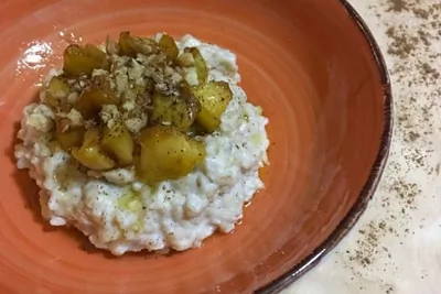 Овсяная каша с карамелизированными яблоками