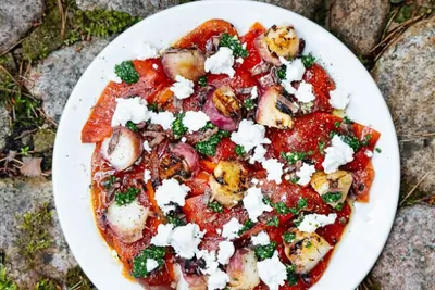 Болгарские перцы с нектаринами и козьим сыром