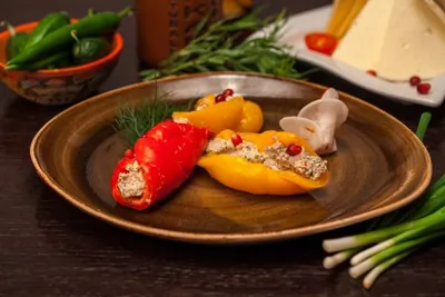 Запеченный болгарский перец с орехами и гранатом