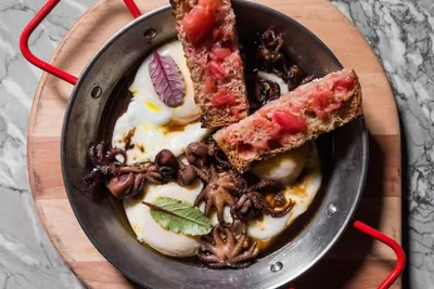 Яичница с мини-осьминогом