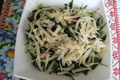 Салат с креветками, авокадо и руколой