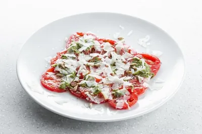 Спелые томаты с овечьим сыром и щавелевым песто