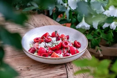 Салат с томатами, творогом и черешней