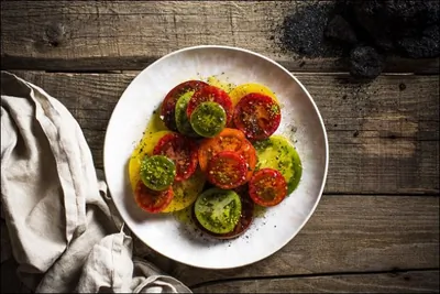 Карпаччо из цветных помидоров