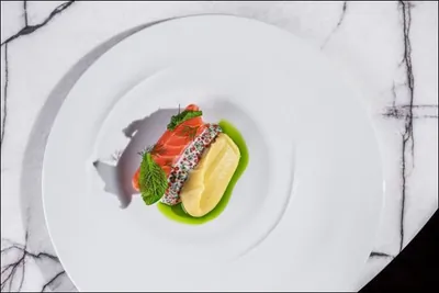 Подкопченный лосось с картофельным пюре и соусом из простокваши