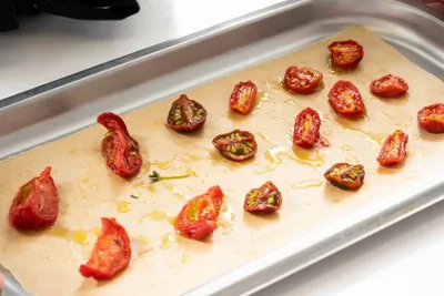 Вяленые помидоры с чесноком и тимьяном