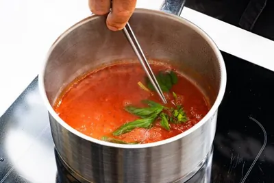 Быстрый томатный соус с базиликом и чесноком