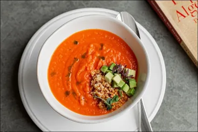Томатный суп с киноа и авокадо
