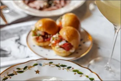 Буррата с соусом песто