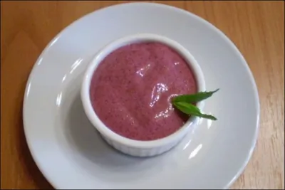 Десерт из смородины и ликера