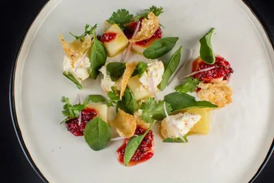 Маринованная дыня со сливочным сыром и соусом из острого перца