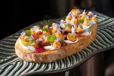 Брускетта с лисичками, томатами и страчателлой