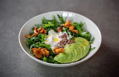 Боул с лисичками, авокадо и семенами льна