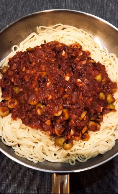 Паста арабьята с колбасой и оливками