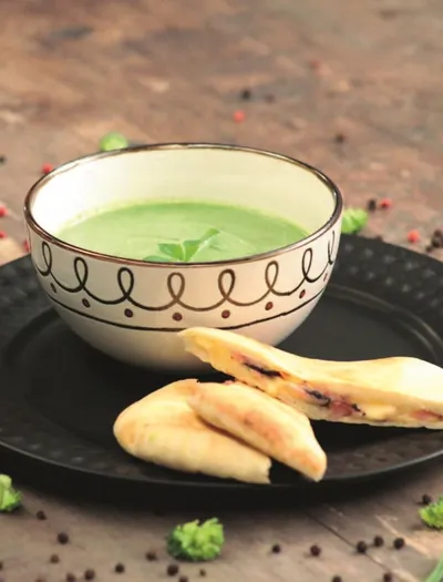Зеленый крем-суп с питой