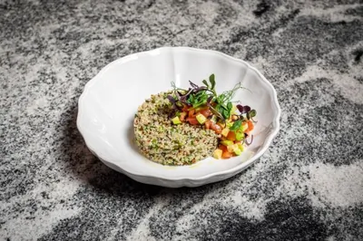 Салат из киноа и авокадо