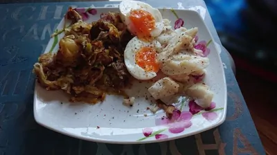 Судак с картофелем, луком-пореем и польским соусом