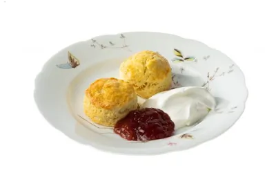 Сконы с клубничным джемом и взбитыми сливками