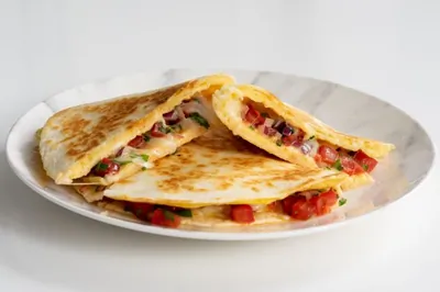 Сэндвич на завтрак с омлетом, помидорами и сыром