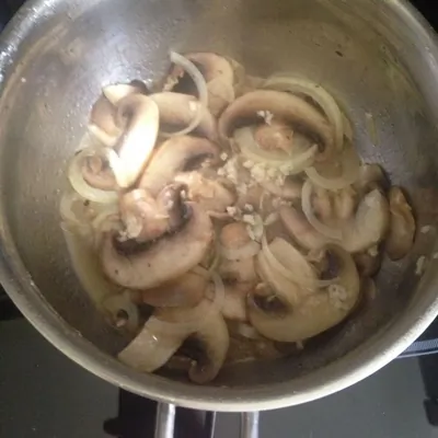 Грибной суп на бульоне из индейки с чесноком и зеленью