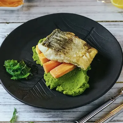 Жареный чир с гороховым пюре