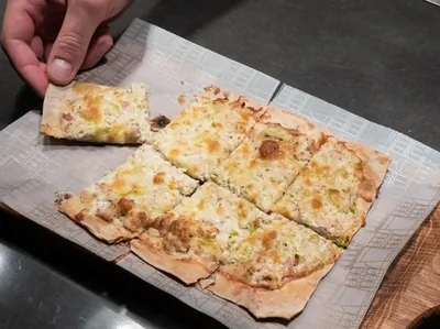 Фламмкухен с беконом и пореем