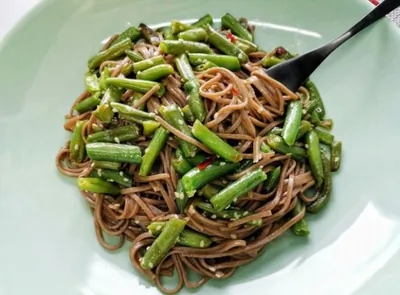 Гречневая лапша с фасолью