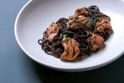 Черные спагетти с ростбифом в соусе черный перец