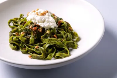 Шпинателле со страчателлой, вялеными томатами и соусом песто