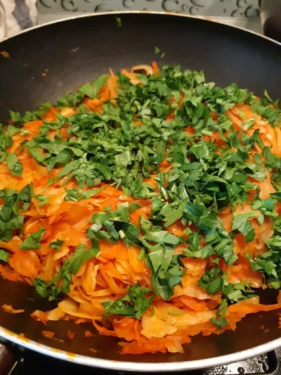 Тушеная капуста с морковью и луком по-домашнему