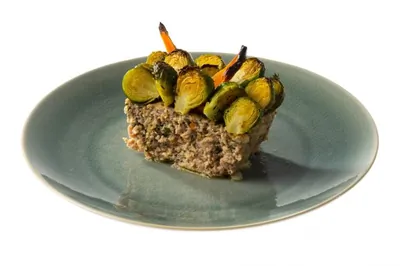 Мясной хлеб с овощным гарниром