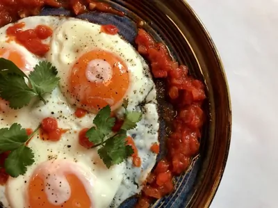 Яичница с томатным соусом