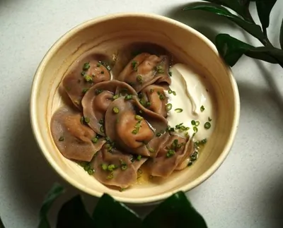 Пельмени из гречневой и черемуховой муки с крабом и сливочным сыром