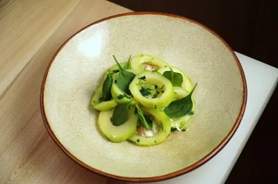 Салат из кабачка с камчатским крабом и трюфельным айоли