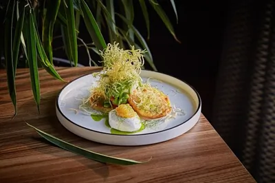 Картофельные драники с щучьей икрой, картофелем пай и зеленым соусом