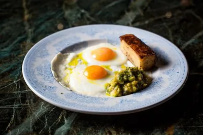 Картофельный гратен со сладким кремом из авокадо и яичницей