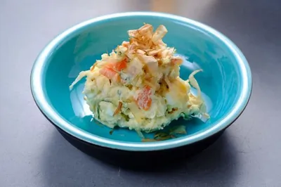 Картофельный салат с беконом и стружкой бонито