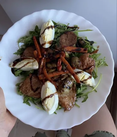 Теплый салат со свининой и руколой