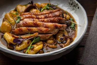 Картофельные ньокки с утиной грудкой и опятами