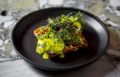 Безглютеновые вафли с авокадо и яйцом пашот