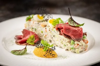 Русский салат с телятиной и щучьей икрой