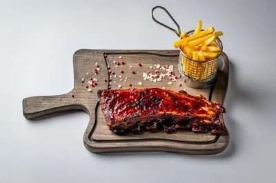 Поджаристые свиные ребра в соусе барбекю