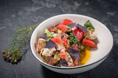 Салат с кальмарами, киноа и грейпфрутом