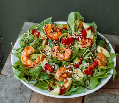 Большой зеленый салат с креветками, авокадо и шиитаке