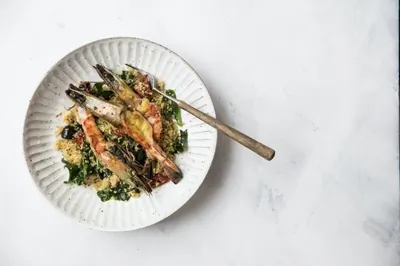 Салат с креветками, кускусом и маслом с куркумой