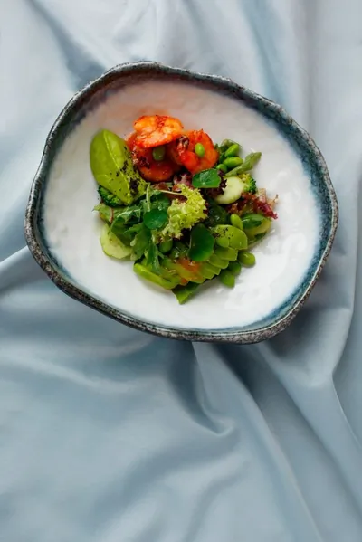 Салат с креветками, авокадо и яблочным пюре