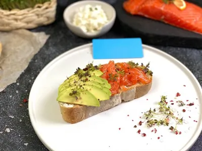 Авокадо-тост со слабосоленой форелью