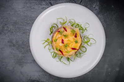 Холодец из языка с белой маринованной редькой