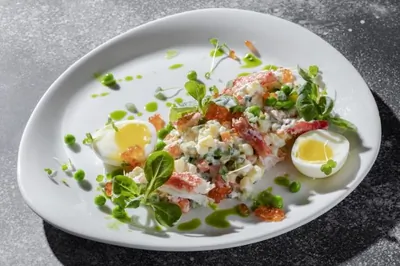 Оливье с раковыми шейками и крабом