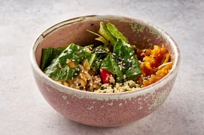 Зеленый салат с артишоками и печеным бататом